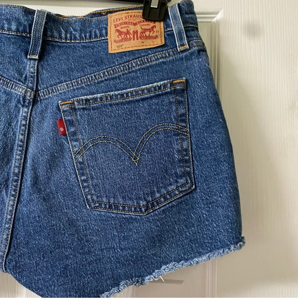 Levi's 501 Women's Size 28” Medium Wash Cotton Fray Hem Button Tab Denim Shorts - Picture 7 of 12